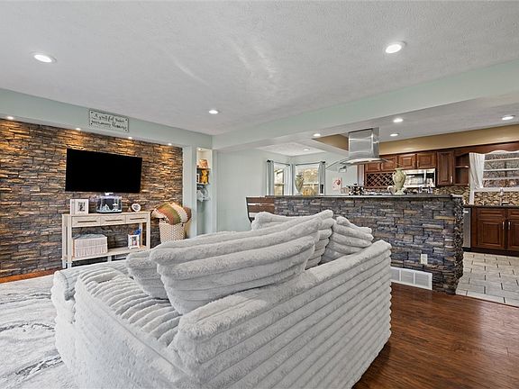 2nd image of 795 Robertson Rd