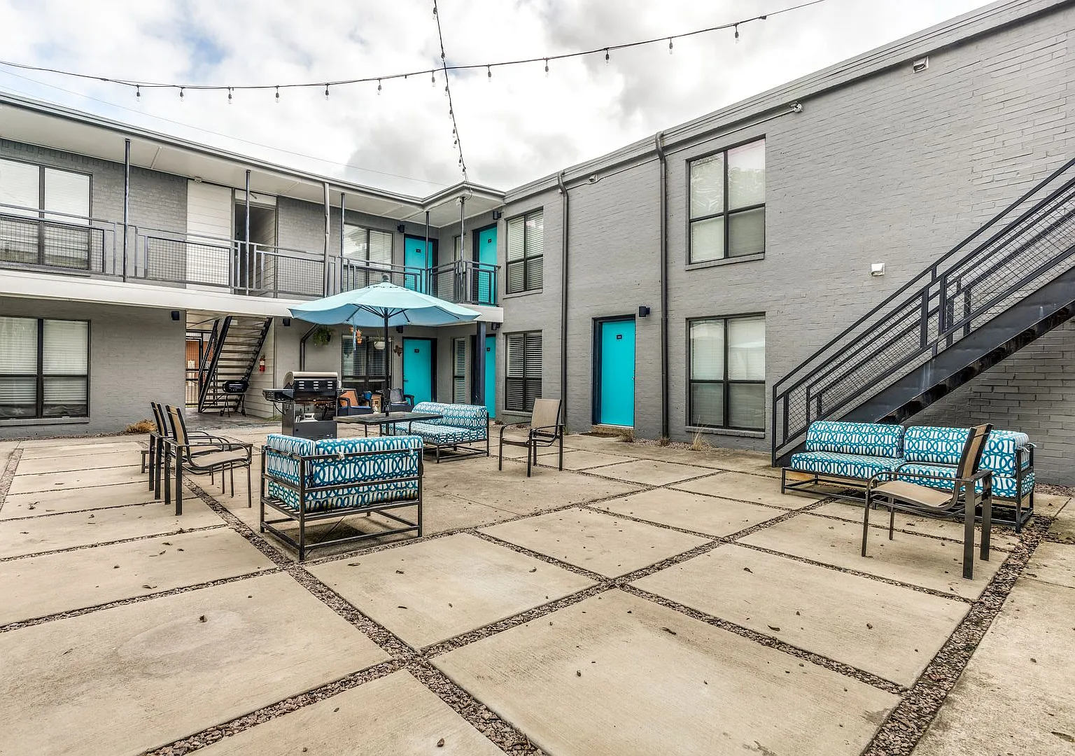 Monarch Place Apartments-2106 Bennett Avenue — Photo 3