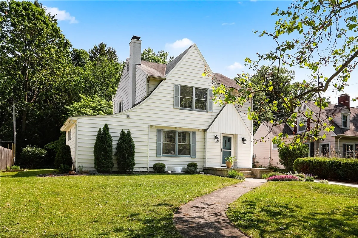 1011 W Healey St photo 1