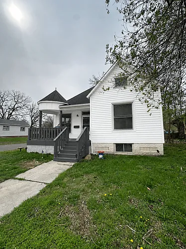 700 W Rollins St Photo 1