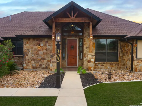 303 Schneider St, Poth, TX 78147