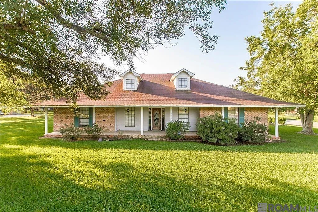 4 bed, 2800 sqft, $2,400 — Photo 1