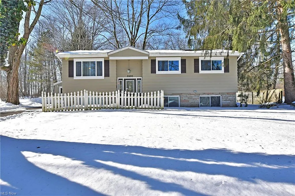 2490 Anthony Cir photo 1