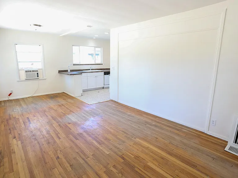 19422 Archwood St — Photo 11