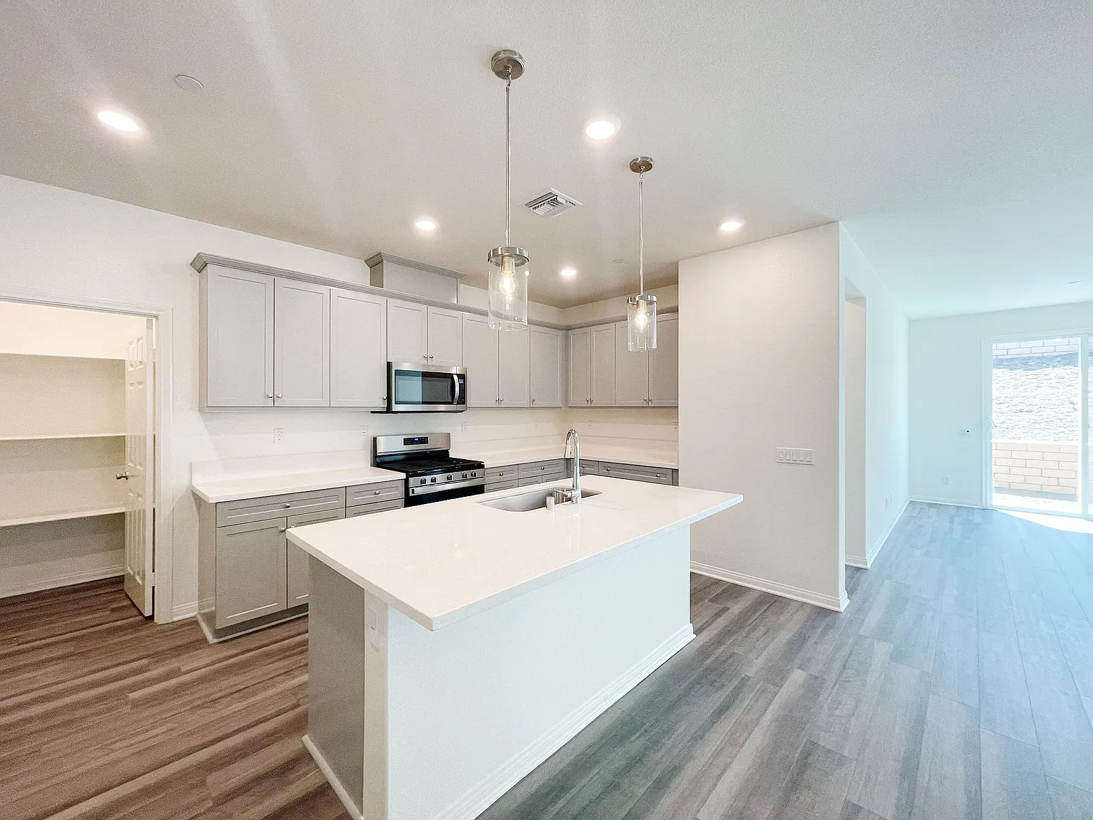 4 bed, 2206 sqft, $3,700 — Photo 4