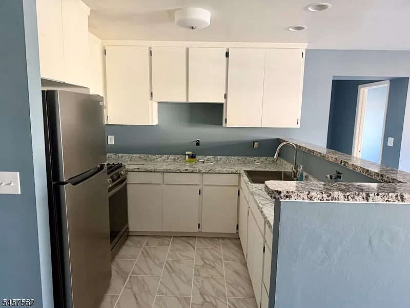 2 bed, 1.0 bath, $1,800 — Photo 3