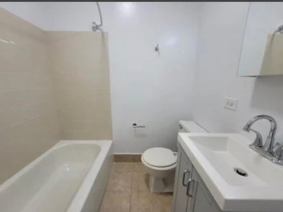 3rd image of 3523 N Marshfield Ave #2D