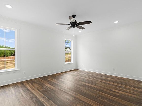 4th image of 494 Johnston Rd