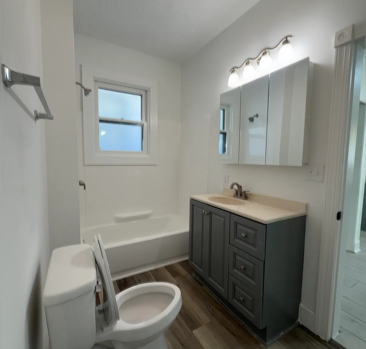 4 bed, 2500 sqft, $2,200 — Photo 4