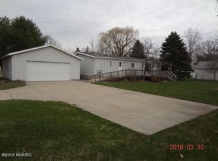 122 E Brooks St, Newaygo, MI