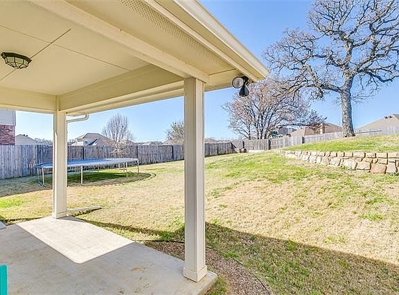 4th image of 2829 Greenway Dr