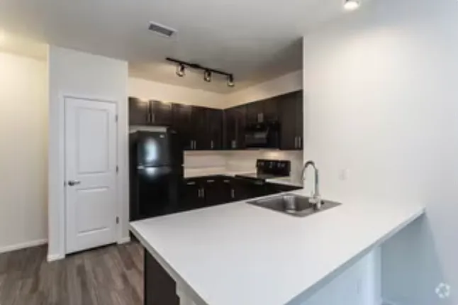 1 bed, 1.0 bath, 735 sqft, $1,450 — Photo 2