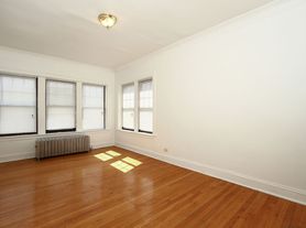 7956 S Eberhart Ave Chicago, IL 60619