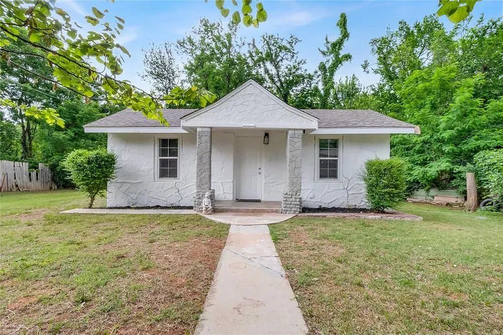 3 bed, 1205 sqft, $1,300 — Photo 1