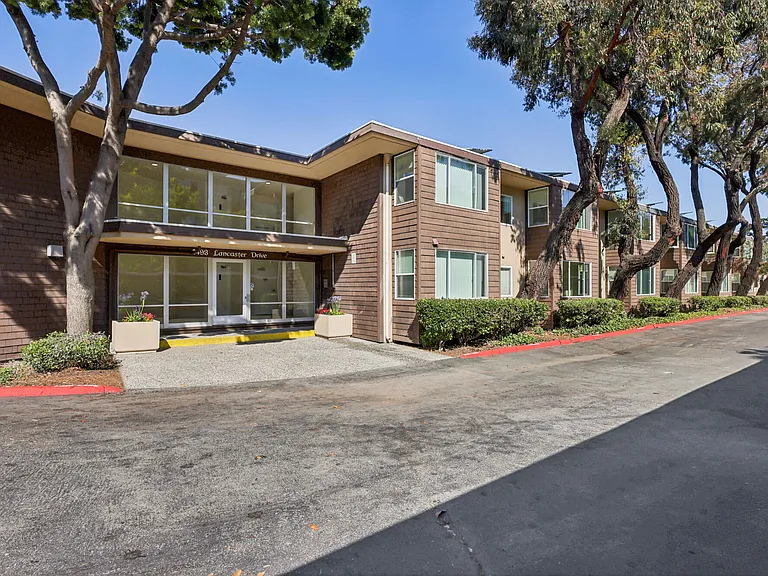 2490 Lancaster Dr — Photo 4