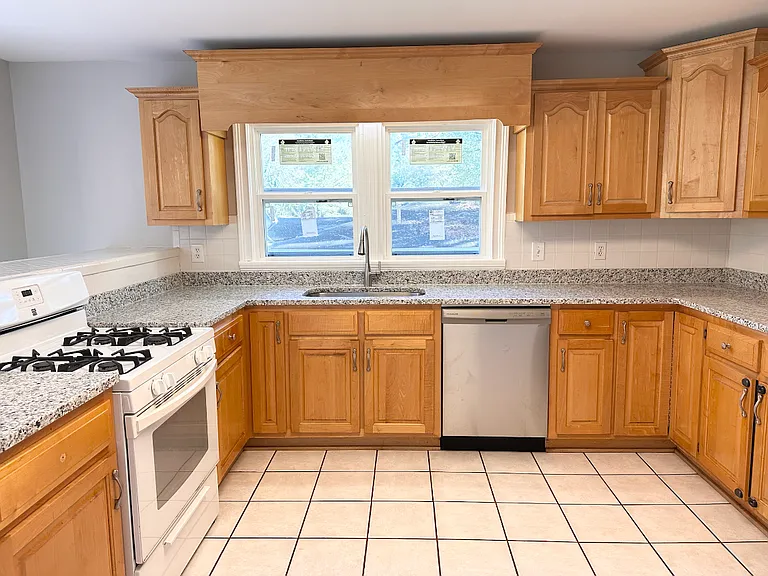 202 Hooper Ave SE — Photo 5