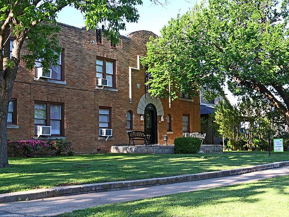 Palatial Lawns and Foliage
