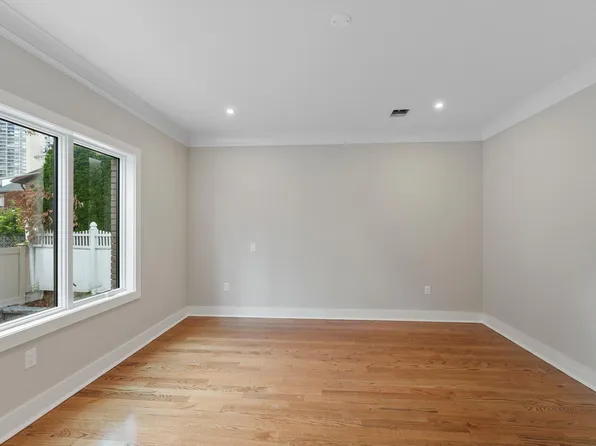 211 Warwick Avenue image 6 of 16