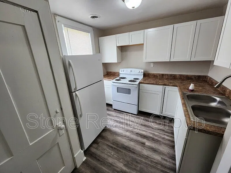 2 bed, 1.0 bath, $750 — Photo 2