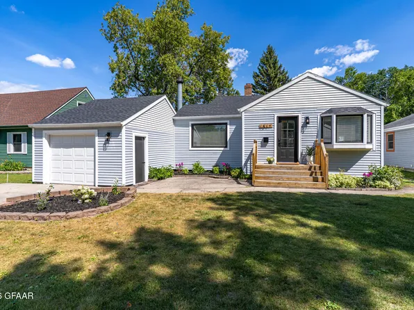 1517 Cottonwood St, Grand Forks, ND 58201