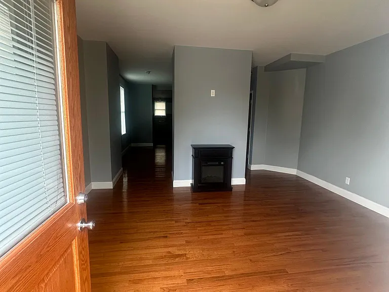 1063 Summit St — Photo 2