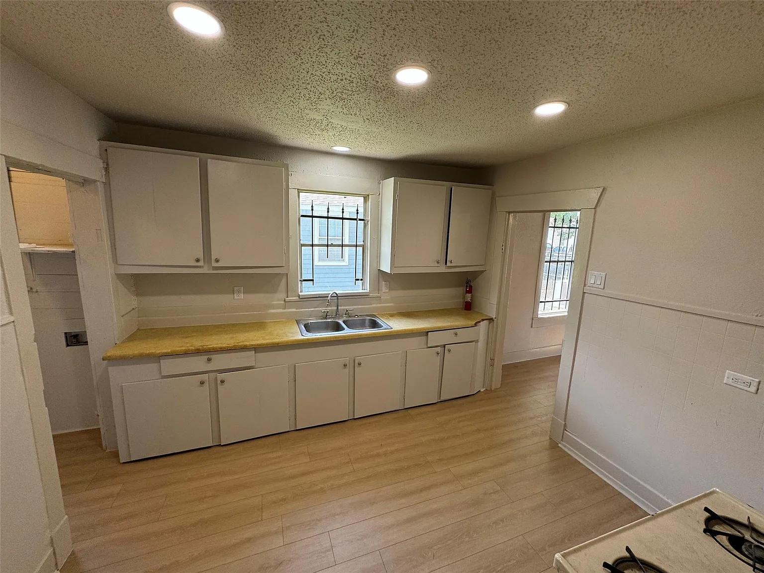 3 bed, 1.0 bath, 864 sqft, $1,290 — Photo 4