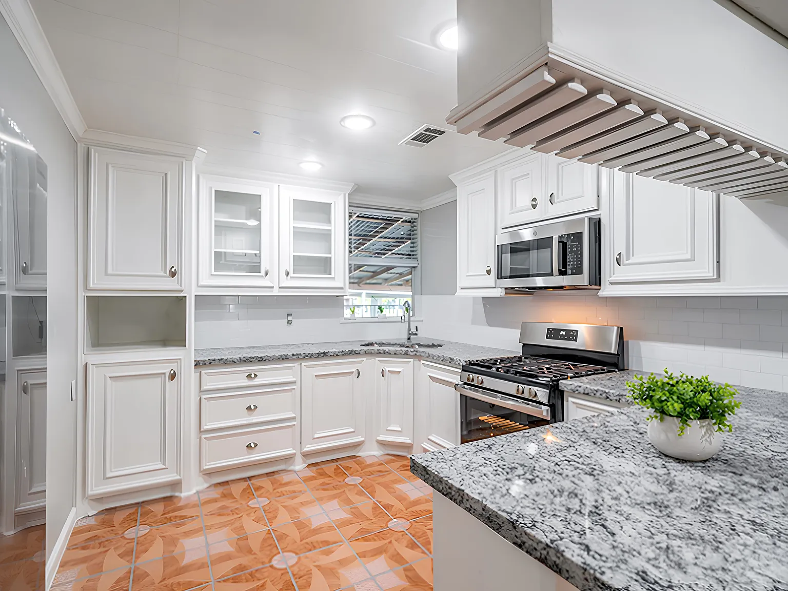 4 bed, 4.0 bath, 2244 sqft, $776 — Photo 4