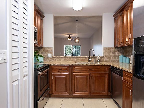 4th image of 95 Rivers Edge Ln #95