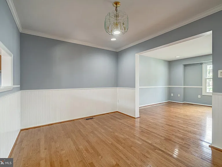 8593 Burlington Ct — Photo 9