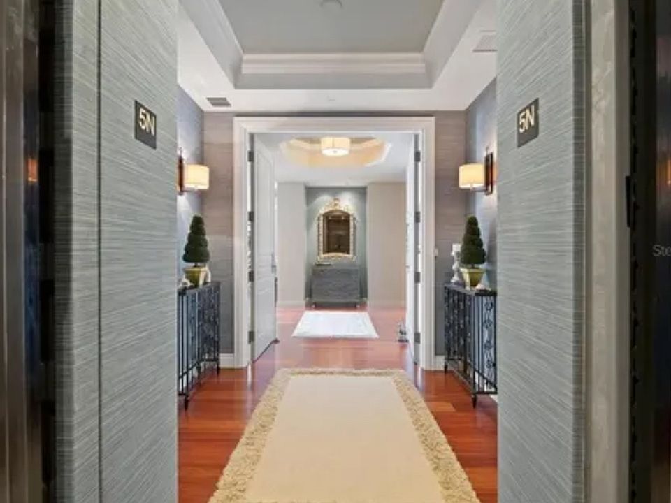Private entry foyer (view from elevator)