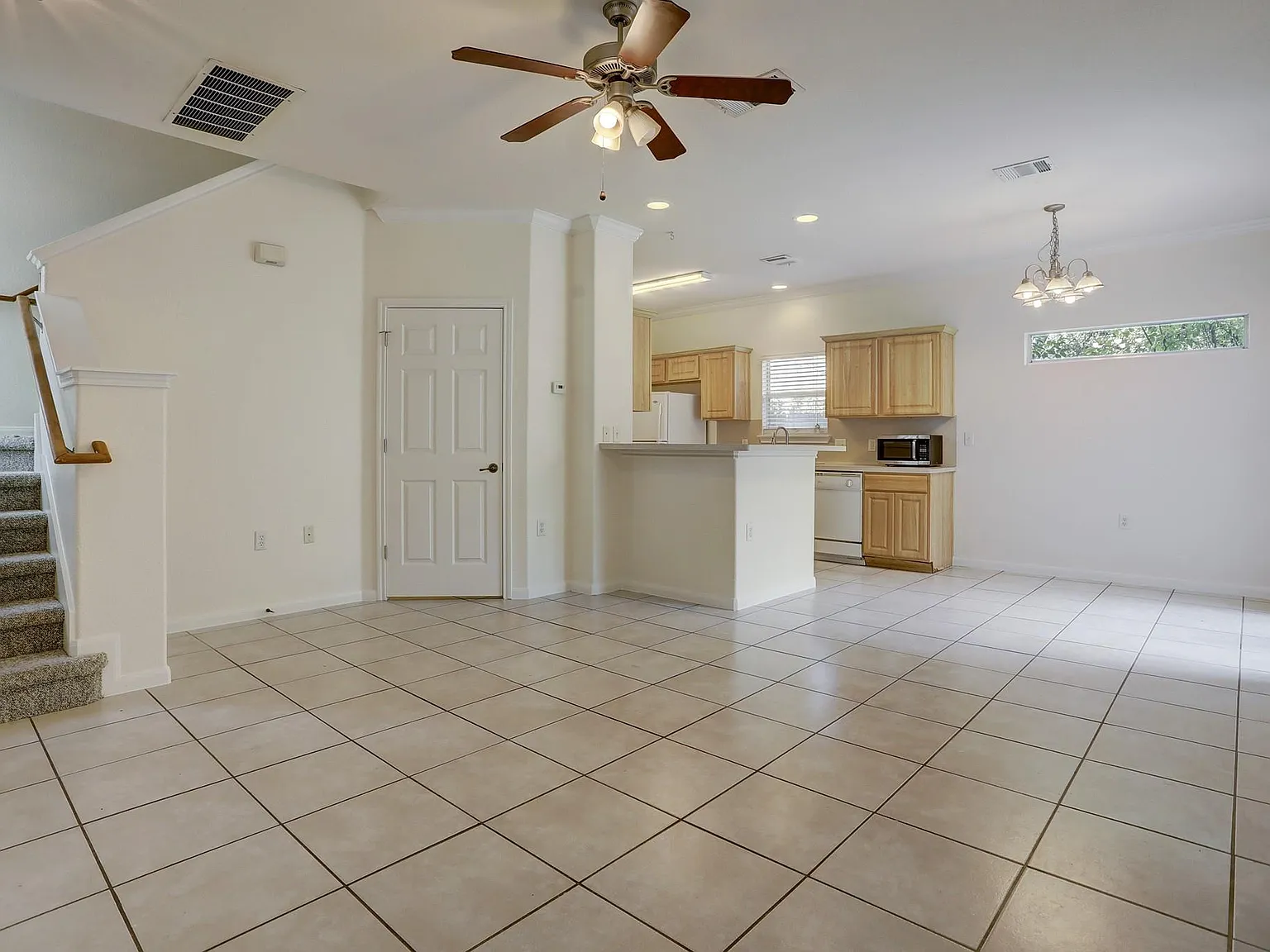3 bed, 2.5 bath, 1700 sqft, $2,050 — Photo 2