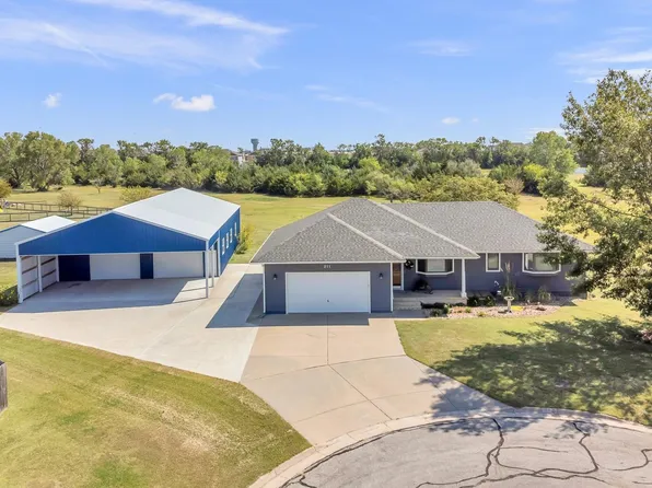 211 Southport Cir, Newton, KS 67114