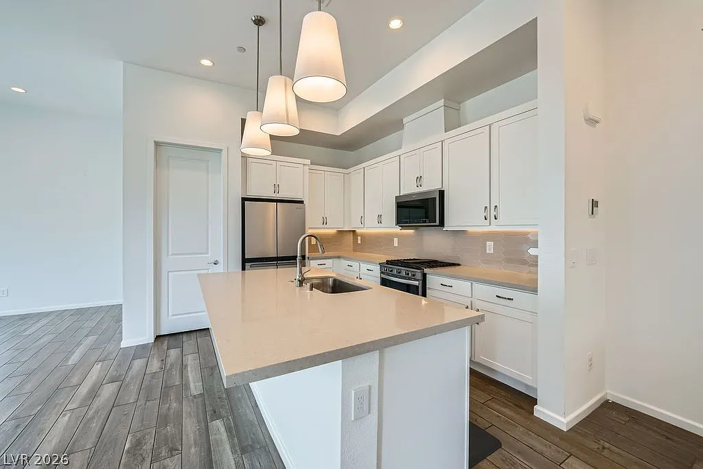 3 bed, 4.0 bath, 2364 sqft, $3,800 — Photo 3