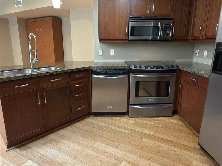 411 W 7th St #202 — Photo 7