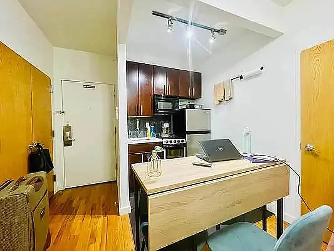 1015 Sixth Avenue — Photo 3