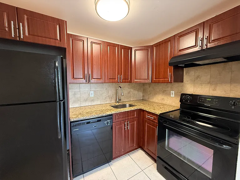 901 Pine Dr #10 — Photo 3