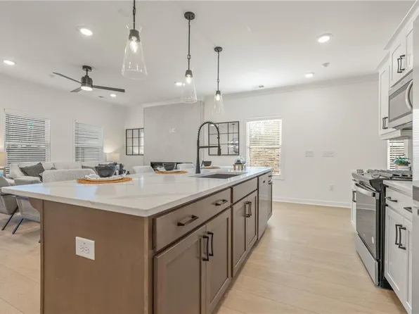 684 Sunstone Ln, Lawrenceville, GA 30043