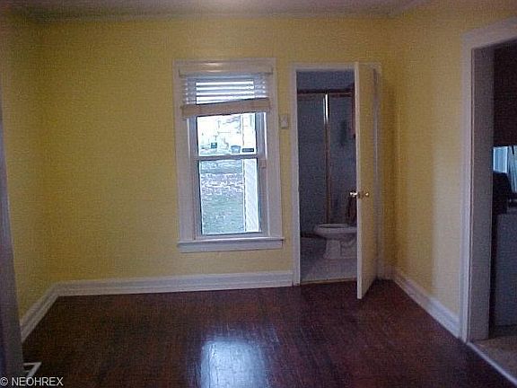 5th image of 161 Roosevelt Ave