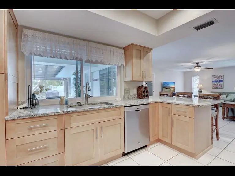 614 SE 28th Ter — Photo 18