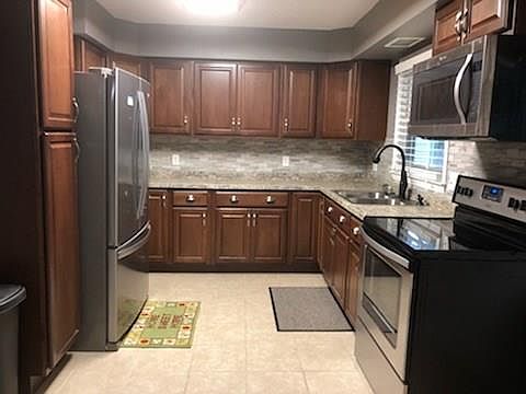 5th image of 111 E Parkwood St