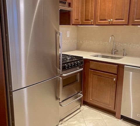 2nd image of 41 W 69th St