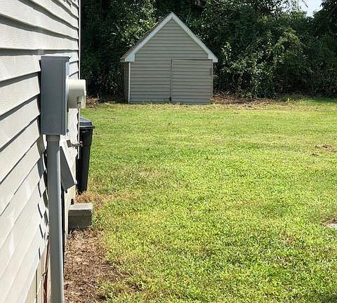 Small out building, great for storing your lawn mower.