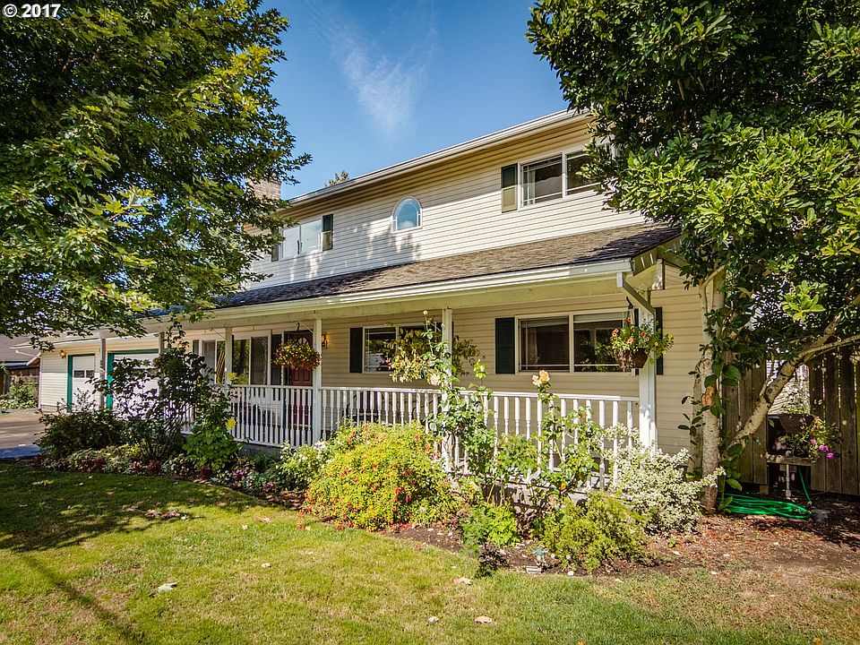 1st image of 825 NE Queens Ln