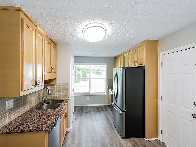 810 Windsor Dr — Photo 8