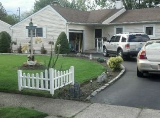 225 Stuyvesant Dr, Selden, NY 11784