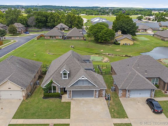 3rd image of 10716 Masters Cir