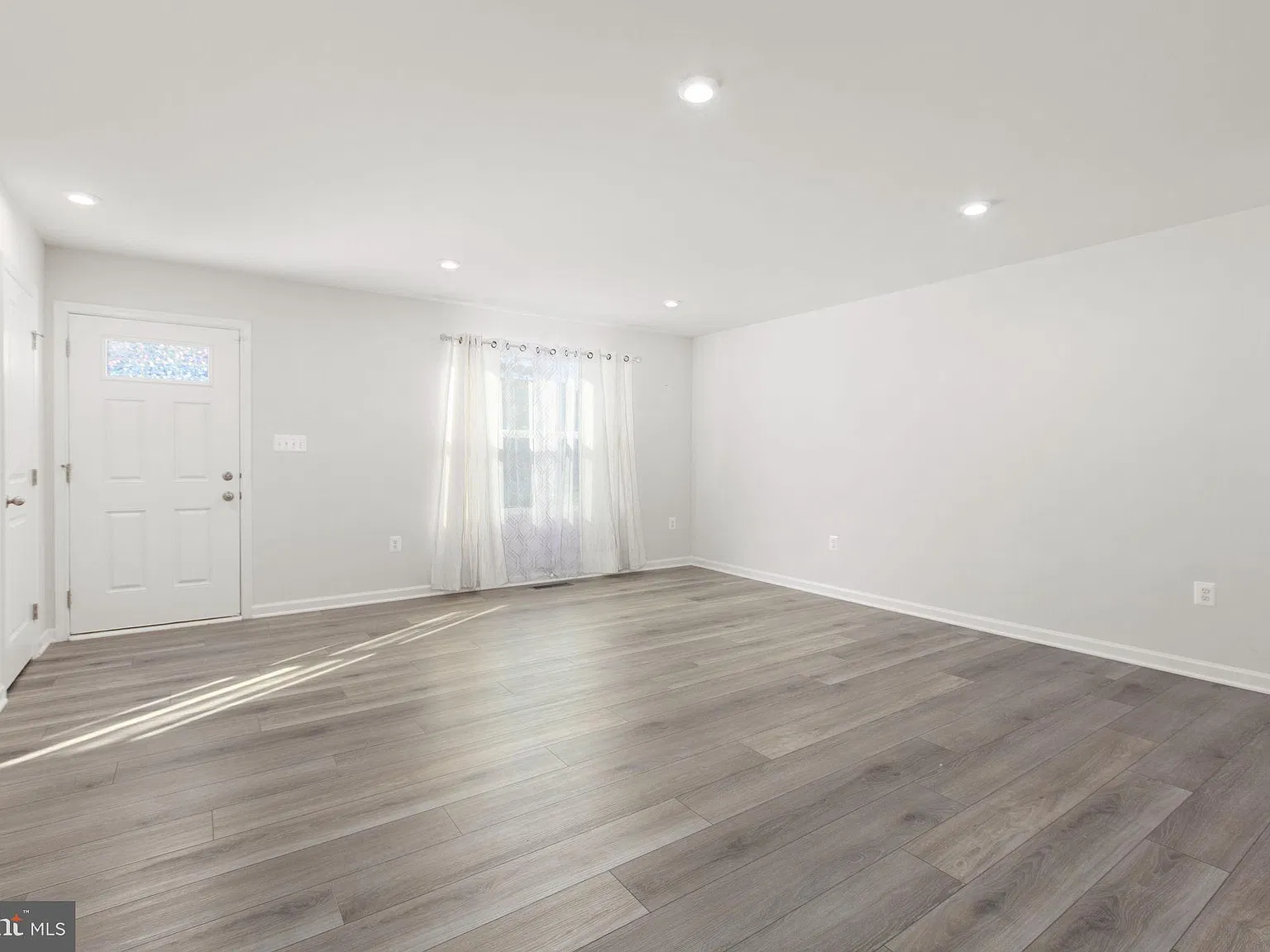 4 bed, 2.5 bath, 2200 sqft, $3,200 — Photo 4