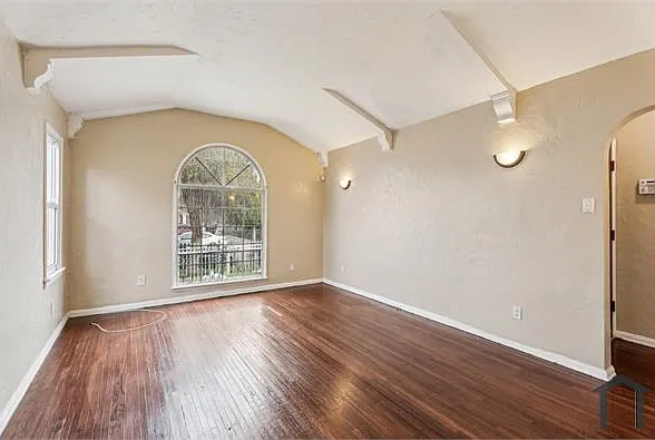 124 W 110th St