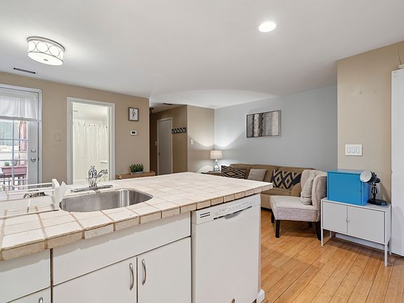4th image of 1828 Green St APT 3F