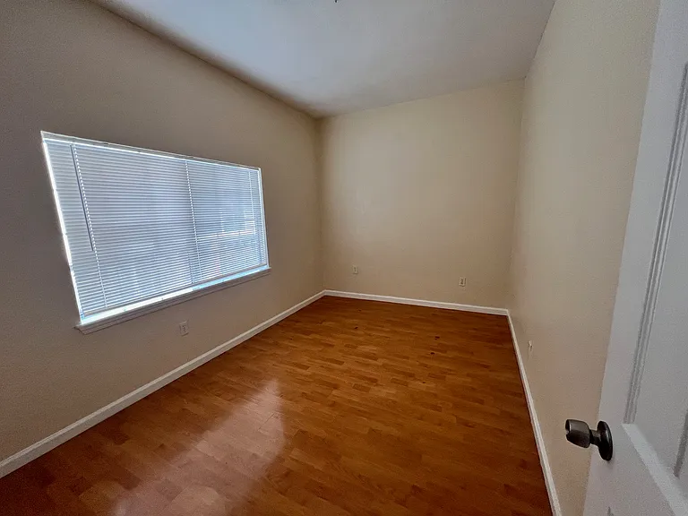 22970 Sutro St — Photo 7